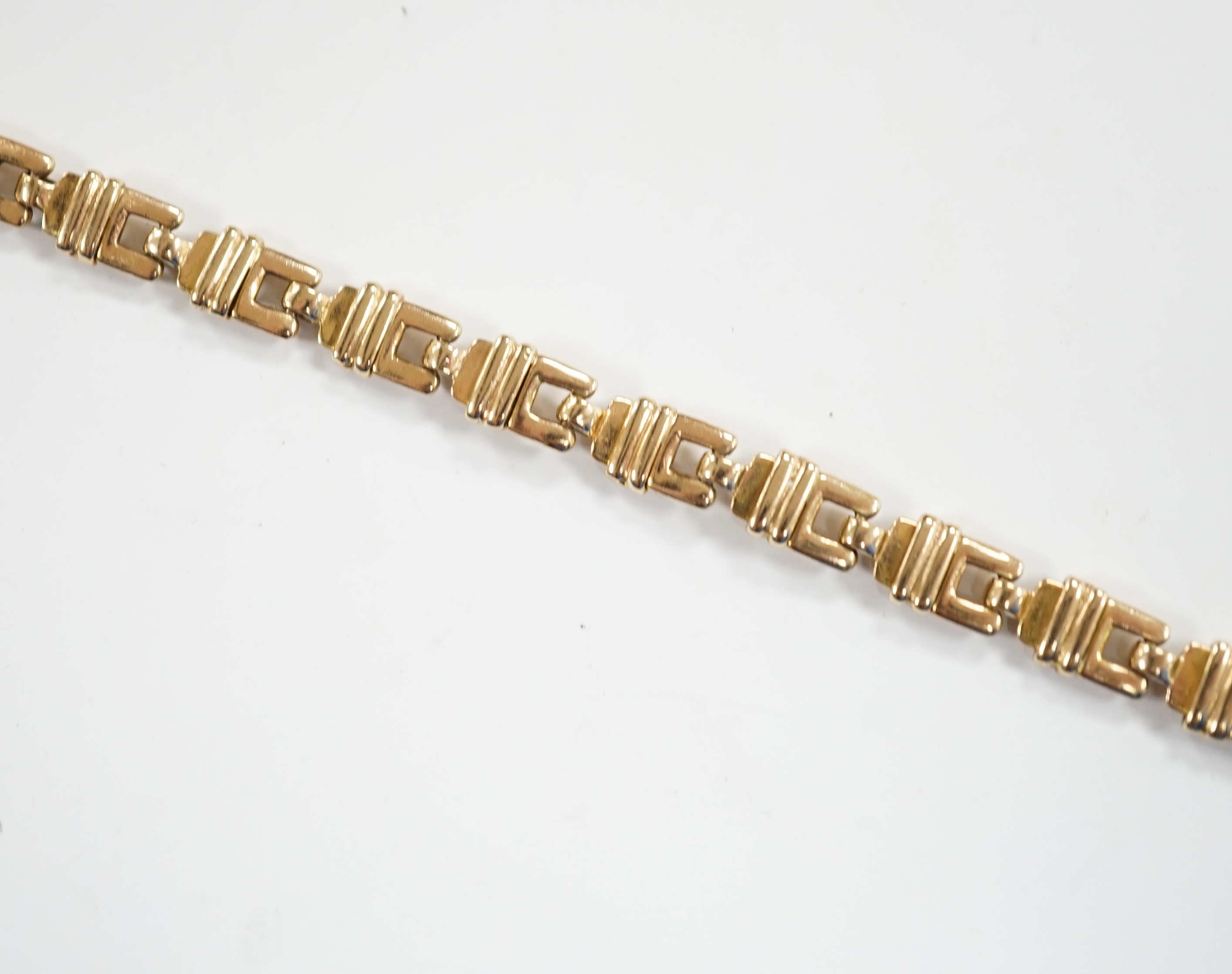 A modern 9kt flat link bracelet, 19cm, 12.6 grams.